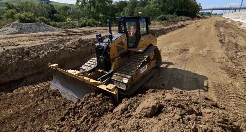 Excavadora Caterpillar nivela el suelo de un proyecto de construcción de carreteras con Leica iCON gps 120 y el sistemas de control de maquinaria Leica MC1. 